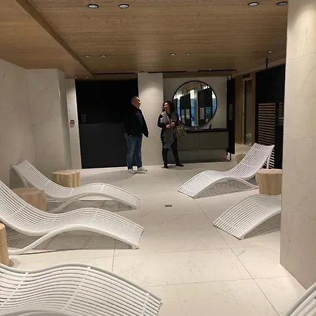 Standing Face Mont Blanc Piscine Apartment