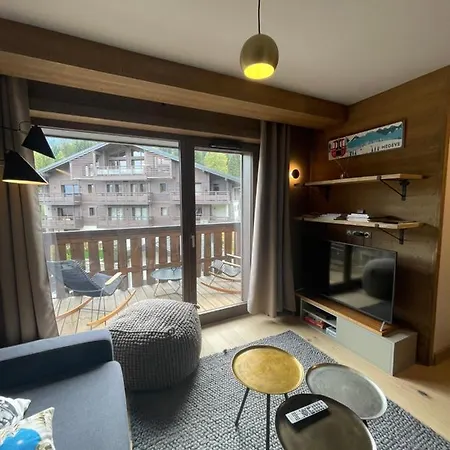 Standing Face Mont Blanc Piscine Apartment