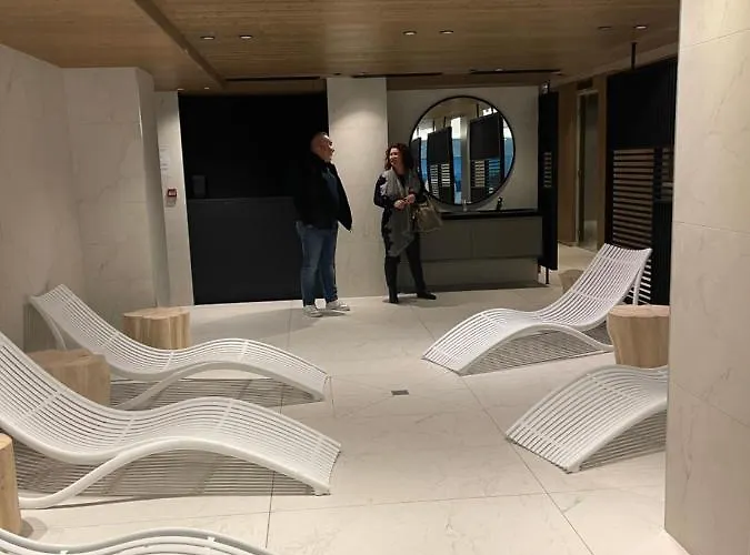 Standing Face Mont Blanc Piscine Lägenhet